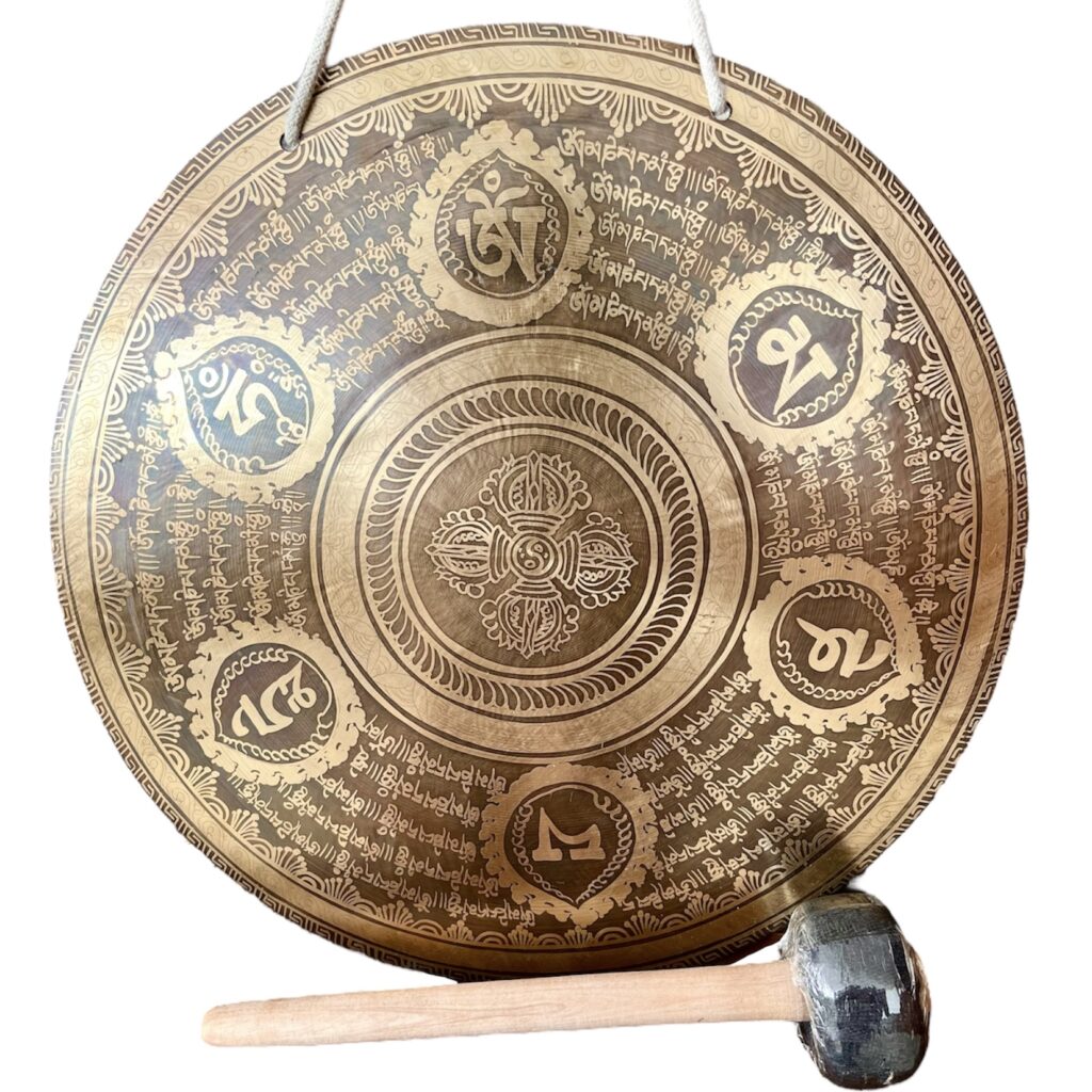 Gong Tibetano 44cm Mantra con Dorje con su baqueta en fondo blanco